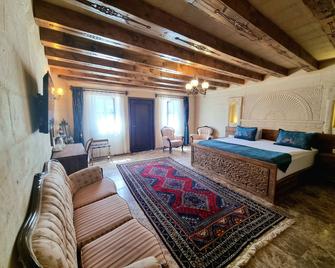 Cappadocia Caves Hotel - โกรมี - ห้องนอน