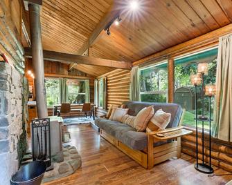 The Lily Pad - rustic cabin for 2+pets, mountain view, river access - Gold Bar - Living room