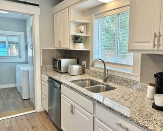 Charming 2-bedroom house in Albany with AC, WiFi - Albany - Кухня
