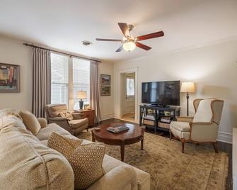 100 year old home five blocks from Historic Downtown Franklin, TN - Franklin - Living room