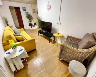 Dotan's Boutique Guesthouse - By The Beach! - Tel Aviv - Oturma odası
