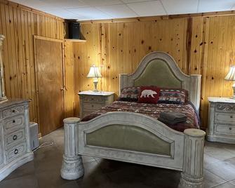 Total Privacy !!! Log Home Surrounded By 5 Acres Of Woods near Geneva Lake. - Walworth - Bedroom