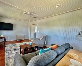 Seas the Day Cottage on Camano Island. Walks on the beach & beautiful sunsets. - Camano Island - Living room