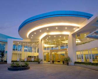 Hotel Santika Bangka - Pangkalpinang - Building