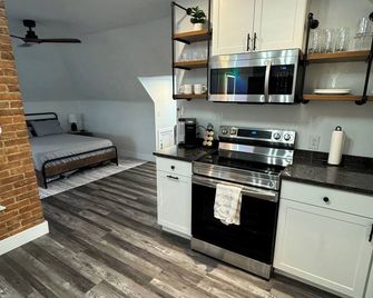 One of the oldest houses in Butler, with an updated vibe. - Butler - Kitchen