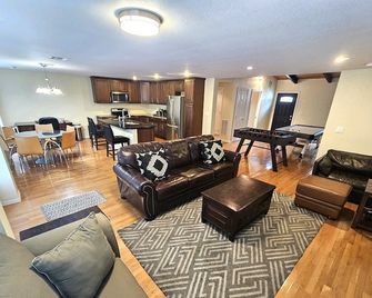 Twin Pines”- Lakefront House w/ Boat House, Kayaks & Over Water Swings - Azle - Living room