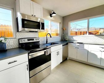 Cozy Globeville Home Close to Highlands, Rino, Mile High, and Ball Arena. - Denver - Cocina
