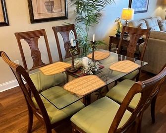 Spectacular Lakefront Condo at Disney's Doorstep - just 1 mi. to Disney Springs! - Orlando - Dining room