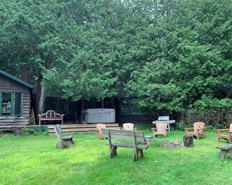 Bear Cabin at Adirondack Wildlife Refuge, Sleeps 4, One Night Minimum Stay - Wilmington - Patio