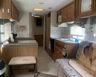 Private Rv on horse farm with amazing view! - Ocala - Kitchen