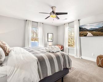 Porte Orange-Modern Home-1 mi from DT Fayetteville - Fayetteville - Bedroom