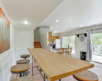 Balcony & Fire Pit: Home on Lake of Ozarks! - Roach - Comedor