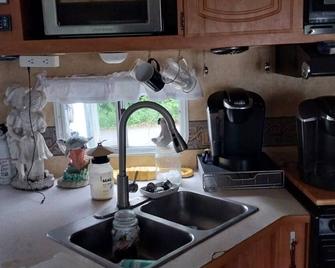 Cozy 2-bedroom RV with WiFi, AC in welcoming Orange - Orange - Kitchen