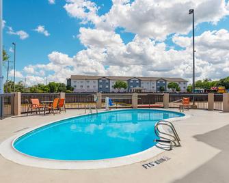 Comfort Inn Wichita Falls North - Wichita Falls - Uima-allas