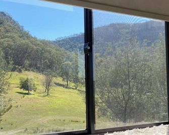 The Nile Farmstay: Modern cabin offering incredible views with fire pit and spa. - Bogee - Balcony