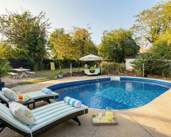 Quaint Cottage in Heart of Lyh - Pool With Hot Tub! - Lynchburg - Pool