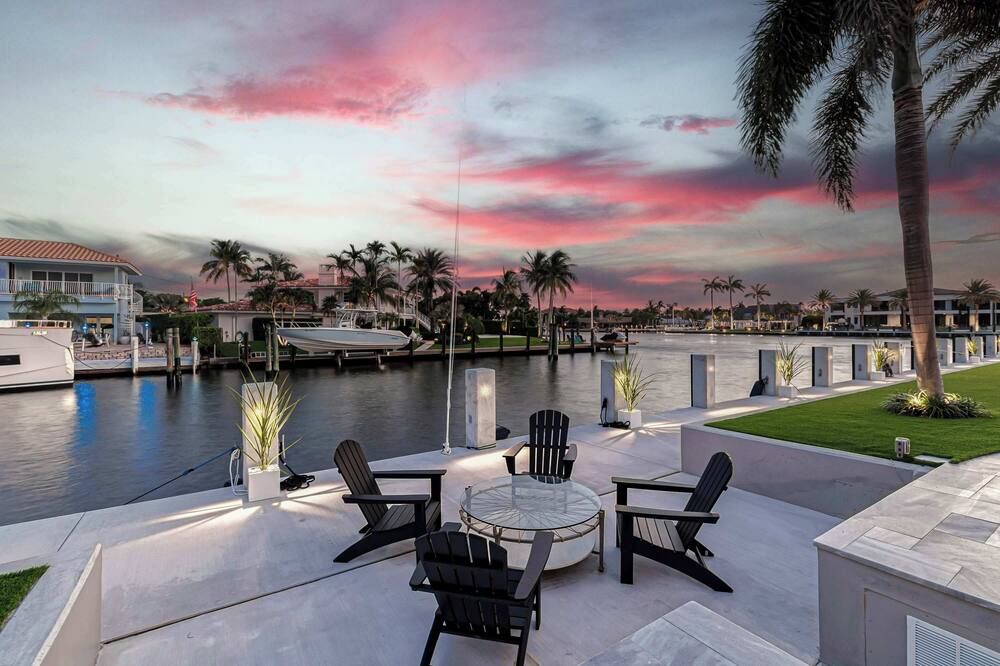 Villa Azul – Coastal Oasis | 5-Min Walk to Beach & Waterfront Living - فورت لاودردال - شرفة مرصوفة