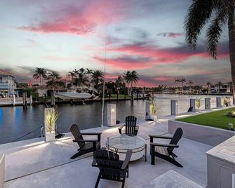 Villa Azul – Coastal Oasis | 5-Min Walk to Beach & Waterfront Living - فورت لاودردال - شرفة مرصوفة