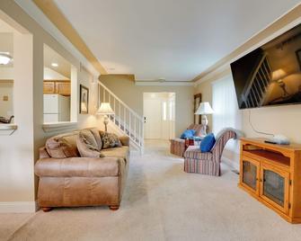 Remote-Work Friendly Troy Townhome - Troy - Living room