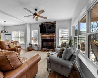 Charming Murphy House with Deck and River Views! - Murphy - Living room