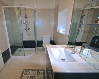 Le Moulin du Pont The cottage + The Mini Suite + Extra bedroom - 11 people - Berneuil - Baño