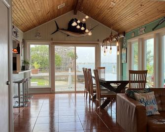 Kemah Seaside Retreat: Last minute deal! Call or text for rates 713-425-9109. - Kemah - Dining room