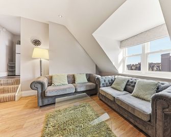 Harrogate Lifestyle Apartments Ltd - Harrogate - Living room
