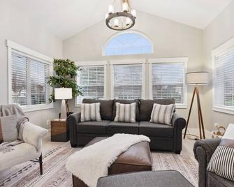 The Modern Manor. A two bedroom, with loft, located in the heart of Puyallup. - Puyallup - Living room
