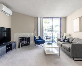 Cozy Cupertino 2BR w/ Gym, Pool, nr. Apple & Google, by Blueground - Cupertino - Sala de estar