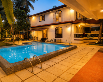 Colors Fly Hotel - Colva - Pool