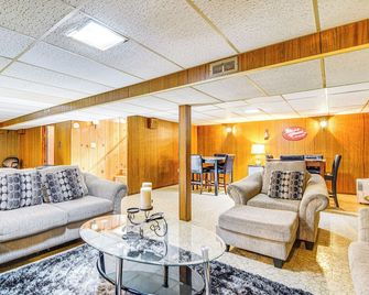 Milwaukee Home w/ Fire Pit ~ 8 Mi to Lake Michigan - Milwaukee - Living room