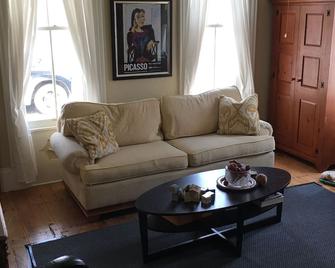 Tappan Lake Historic 19th Century Home In Quaint Deersville. - Deersville - Living room