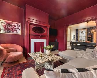 Steel City Speakeasy: Theater, Bar, Pool Table - Pittsburgh - Wohnzimmer