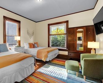 Historic Victorian 2 BD in the Heart of Downtown - San Diego - Schlafzimmer