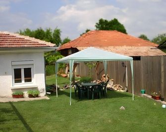 Grandpa House - Raynovtsi - Patio