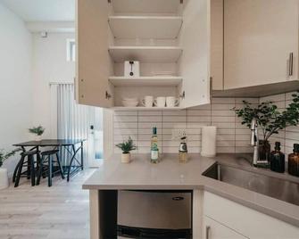 Sweet Seattle Studio/1 min to Discovery Park - Seattle - Kitchen