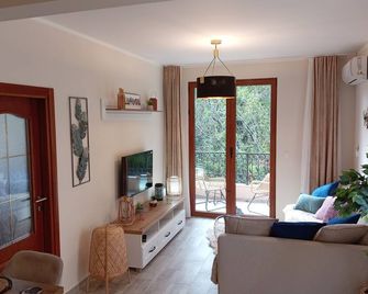 Entire Apartment in Herceg Novi. Swimming Pool, Nature Trail and nearby stream. - Herceg Novi - Living room