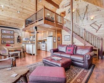 Straight From The Heart 3 Bedroom Cabin by RedAwning - Lyle - Sala de estar