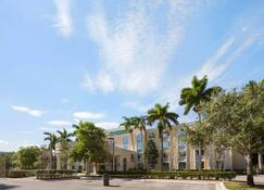 La Quinta Inn & Suites by Wyndham Sunrise - Sunrise - Edificio