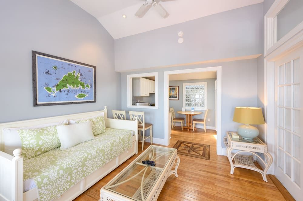 MV Surfside Hotel - Oak Bluffs - Living room