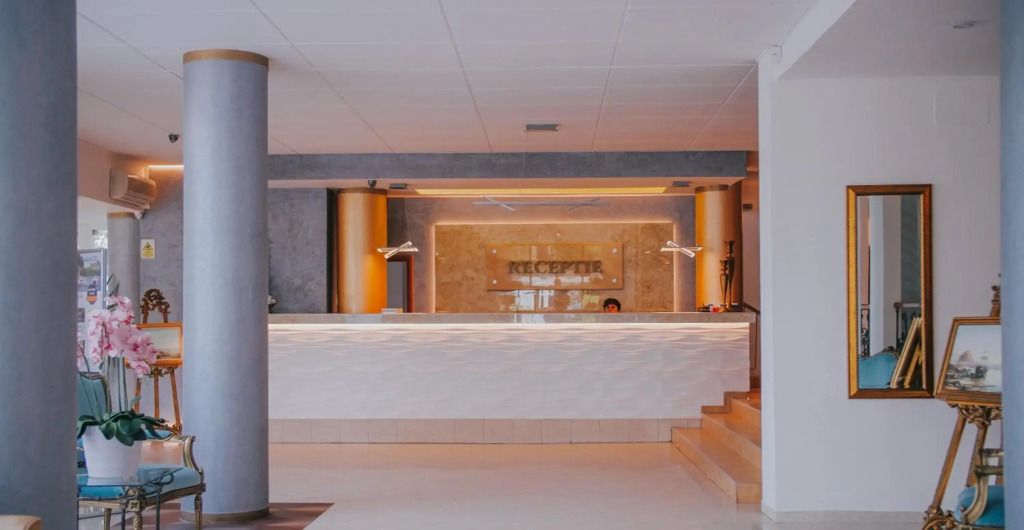 Hotel Modern - מאמאיה - דלפק קבלה