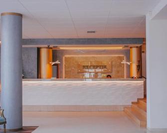 Hotel Modern - מאמאיה - דלפק קבלה