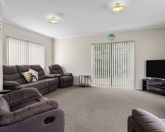 The Sun Trap - Ohope Beach Holiday Home - Ohope - Olohuone