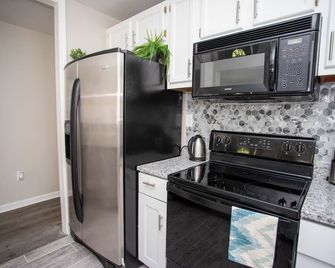 Vacation home just 11 minutes from Charlotte Motor Speedway - Concord - Kitchen