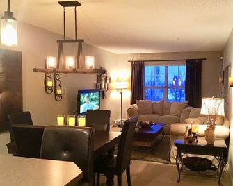 Beautifully decorated and sparkling condo in southwest Edmonton - Edmonton - Living room