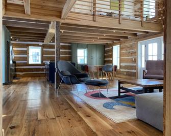 Renovated Log House in Harisonburg - Harrisonburg - Living room