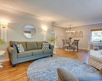 Pet-Friendly Michigan Escape w/ Patio & Gas Grill! - Owosso - Living room