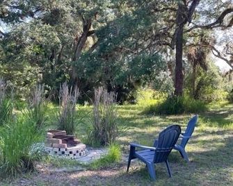 Cozy RV Getaway with outdoor space under the oaks & evening around the fire pit - LaBelle - Патіо