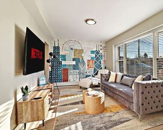 2BR Midway Getaway! l 20 min to downtown Chicago - Stickney - Living room