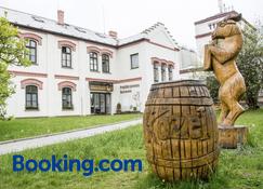 Hotel U Ledu - Velké Popovice - Building
